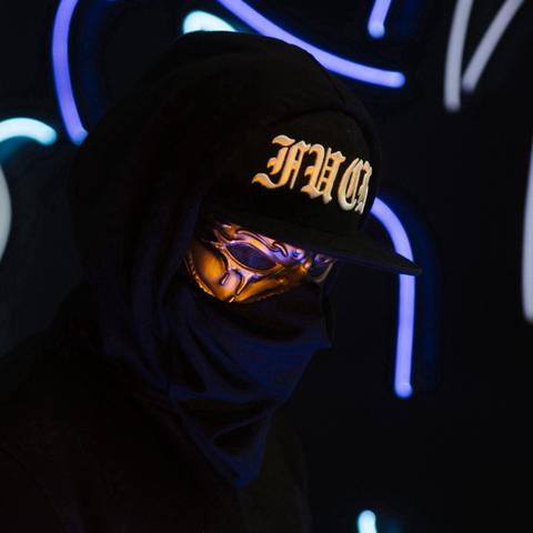 UZ - Fire ft SoloSam ( Moralez Remix )封面